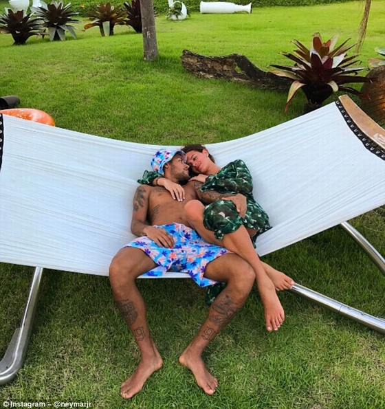 Neymar tình tứ bên bạn gái