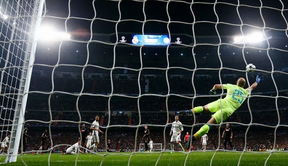Cú vô lê &quot;thần sầu&quot; giúp Real Madrid ngược dòng trước Napoli