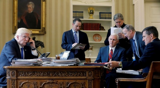 Tổng thống Donald Trump cùng với các quan chức cấp cao khác trong chính quyền Mỹ