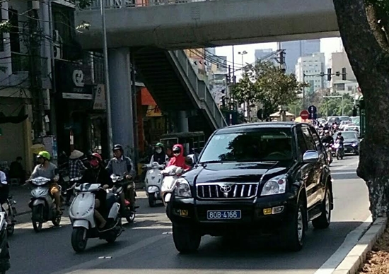 Hà Nội: Xe biển xanh, buýt thường chiếm làn buýt nhanh BRT