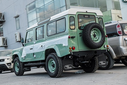 Xe có kích thước chiều dài là 4,785 mm, chiều rộng là 1.790 mm và chiều cao gầm là 250mm có thể lội nước khoảng 500mm. Mẫu xe Defender Heritage Edition tại Việt Nam thuộc phiên bản thứ 2 có kiểu thân xe station wagon.