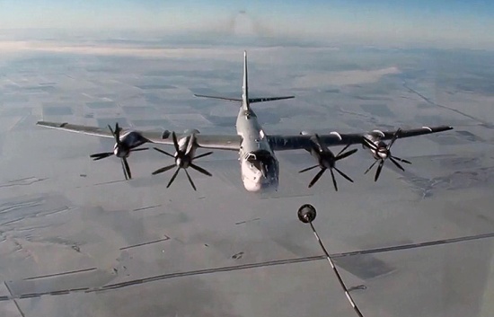 Tu-95 trang bị 4 động cơ tuốc bin cánh quạt NK-12M, mỗi động cơ lắp 2 cánh quạt đồng trục quay ngược chiều giúp đạt tốc độ 830km/h – nhanh nhất trong thế giới máy bay cánh quạt. Máy bay đạt tầm bay xa đến 15.000km, trần bay 13.700m, vận tốc leo cao 10m/s.