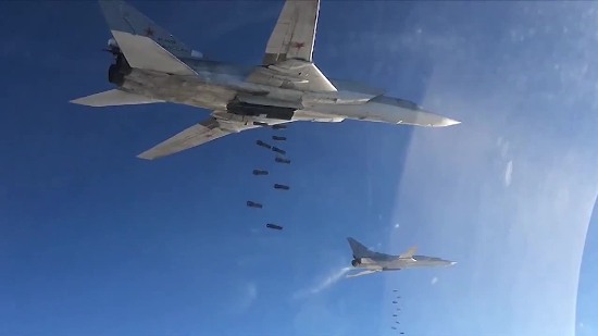 Tu-95 được trang bị 2 pháo tự động 23mm AM-23 ở đuôi để chống tiêm kích địch bám đuôi và khoang trong thân chứa 15 tấn vũ khí gồm tên lửa (tên lửa hành chống tàu như Kh-22 hay tên lửa hành trình đối đất tầm xa như Kh-55/101) và bom thông thường.