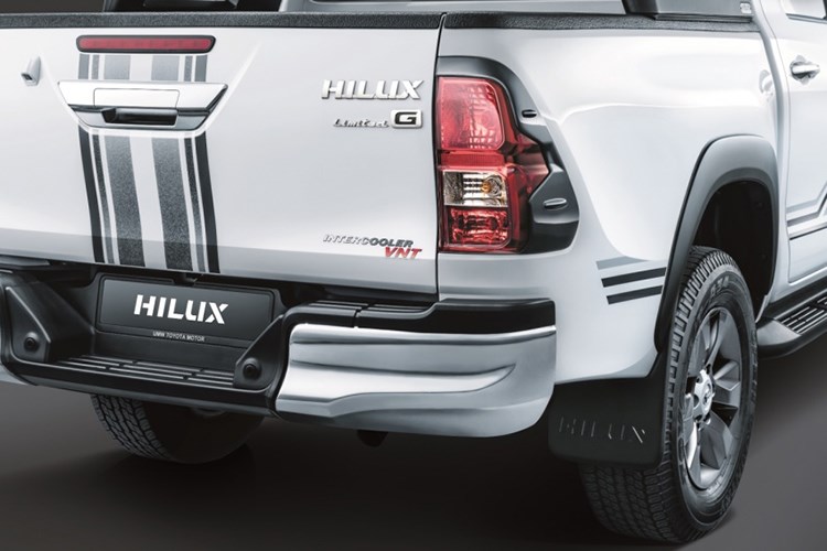 Mâm xe 6 chấu cũng được sơm xám đồng màu với ốp cản trước. Các chi tiết decal trang trí màu đen nhấn nhá trên nắp ca-pô, thân xe và thùng xe.