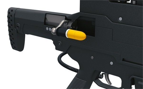 Điểm khác biệt so với súng K-11 của Hàn Quốc là việc không sử dụng hộp tiếp đạn cho súng phóng lựu, thay vào đó người lính phải nạp đạn trực tiếp vào buồng đạn. Nguồn ảnh: Sino Thiết kế này có ưu điểm là làm trọng lượng súng nhẹ hơn, gọn hơn nhưng rất bất tiện khi phải tấn công cường độ cao khi đòi hỏi thời gian người lính phải nạp đạn từng viên cho súng phóng lựu. Nguồn ảnh: Sino