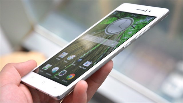 4.85 mm là độ dày của OPPO R5. Máy có thiết kế nguyên khối với phần khung sườn được làm bằng thép không gỉ. Ảnh: Thegioididong.
