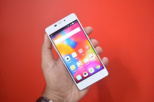 Bên trong là bộ vi xử lý MediaTek MT6592 tốc độ 1.7GHz, RAM 1GB, bộ nhớ trong 16 GB hỗ trợ khe cắm microSD. Gionee Elife S5.1 có camera trước 5MP và camera sau 8MP với đèn flash LED. Ảnh: NirmalTV.