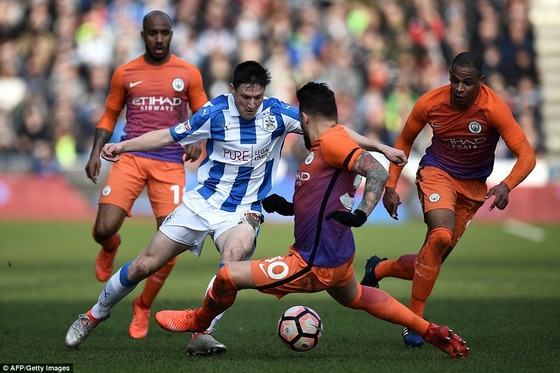 Man City (áo cam) bất lực trong việc ghi bàn vào lưới