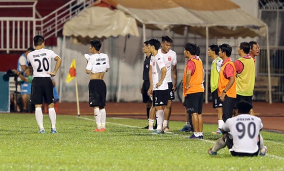 V-League và trận cầu bi hài nhất lịch sử giải bóng đá Việt