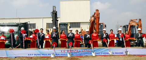 Lãnh đạo các bộ, ban ngành và doanh nghiệp thực hiện nghi thức khởi công Nhà máy, trước khi đi thăm quan các dây chuyền sản xuất đang hoạt động tại Tổ hợp Công nghiệp POSTEF. Ảnh: mic.gov.vn