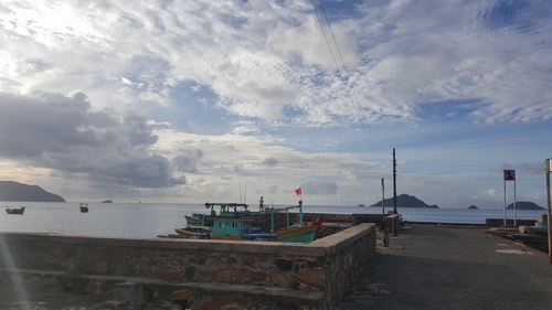 Côn Đảo - huyện Côn Đảo, thuộc tỉnh Bà Rịa - Vũng Tàu, cách Tp. Vũng Tàu 180km, cách Tp. Hồ Chí Minh 230km. Côn Ðảo là một quần đảo gồm 16 đảo lớn, nhỏ, có địa thế hùng vĩ, có tài nguyên thiên nhiên phong phú, có nhiều phong cảnh và bãi biển đẹp cùng với di tích nhà tù nổi tiếng.