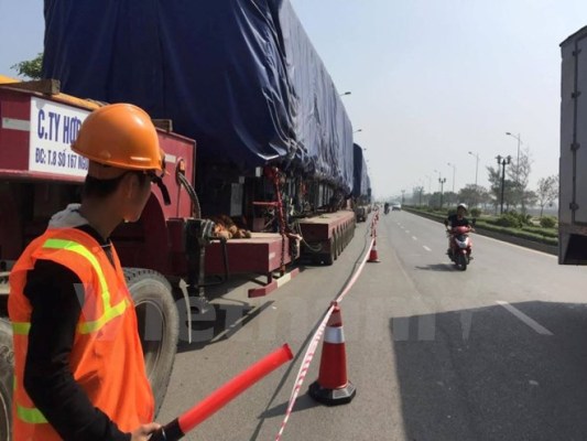 Cấm một số đường ở Hà Đông để cẩu 2 toa xe đường sắt trên cao lên ray