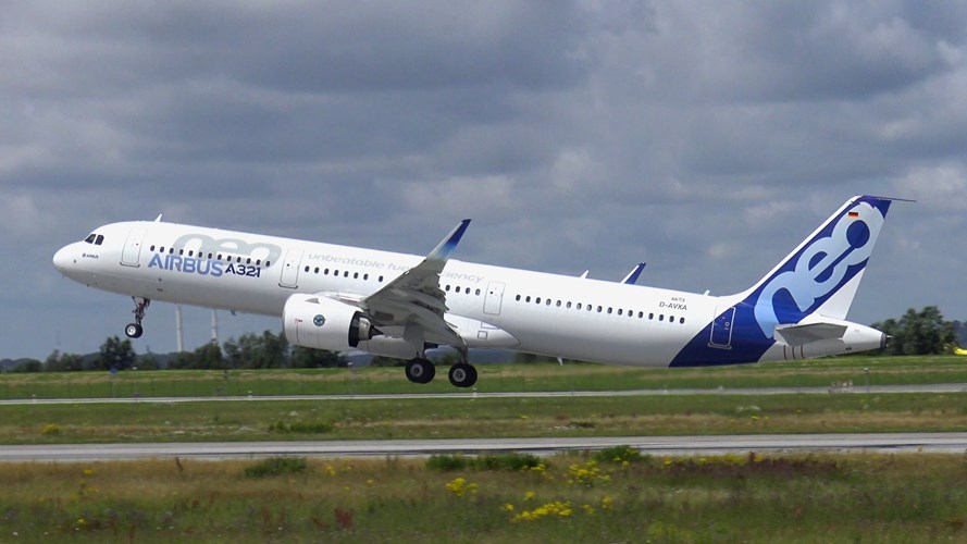 Airbus A321neo cất cánh trong gió mạnh. Ảnh: Youtube.