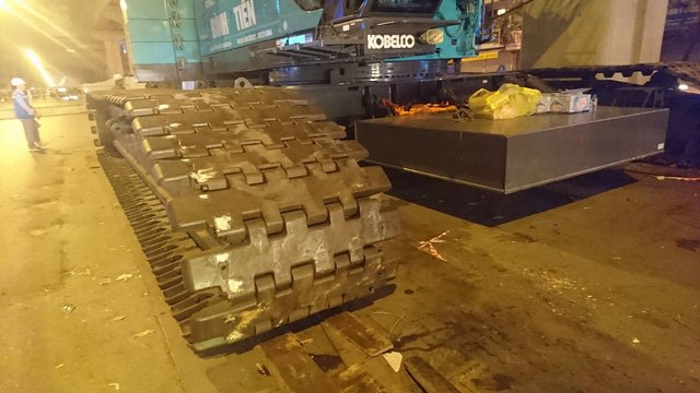Xe cẩu bánh xích lớn sẵn sàng vào vị trí.