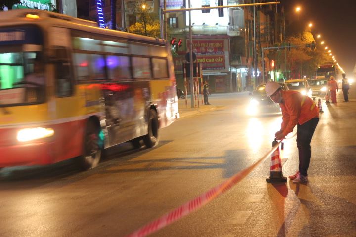 9h: Lực lượng chức năng tiến hành lắp dải phân cách để phân luồng giao thông. Đoạn đường Quang Trung hướng vào Trung tâm TP cấm các phương tiện đi lại để đảm bảo quá trình vận hành.