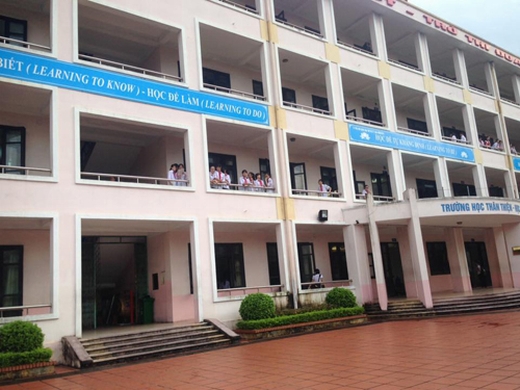 Đau lòng học sinh lớp 6 ngã từ tầng 4 tử vong vì mải đùa nghịch!