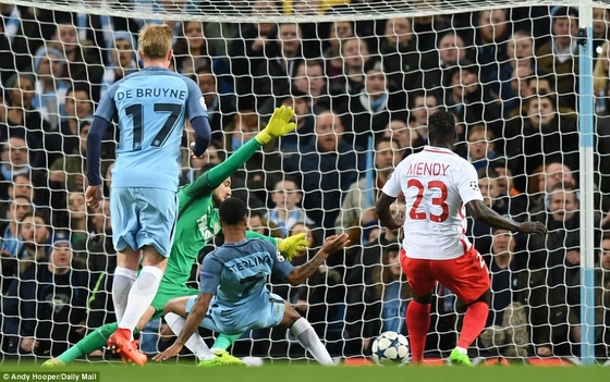 Rạng sáng nay (22/2), Man City đón tiếp Monaco trên sân nhà Etihad.  Ngay ở phút 26, Sterling đã đưa đội chủ nhà vươn lên dẫn trước với cú đệm bóng cận thành sau đường chuyền như đặt của Sane.