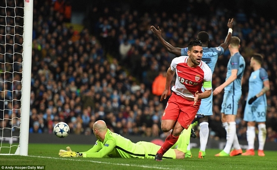 6 phút sau, Falcao đã quân bình tỉ số 1-1 cho đội khách với pha bay người đánh đầu rất đẹp mắt.