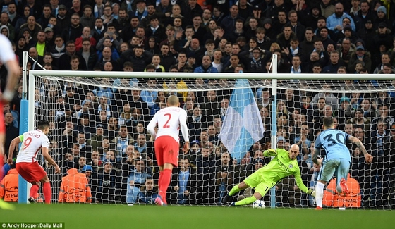 Đầu hiệp 2, Falcao bỏ lỡ cơ hội nâng tỉ số lên 3-1 sau khi sút hỏng quả penalty
