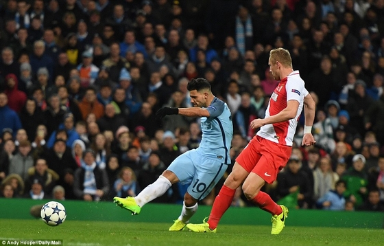 Đội khách đã bị trừng phạt. Ít phút sau, Aguero quân bình tỉ số 2-2 sau tình huống mắc lỗi của thủ thành Monaco.