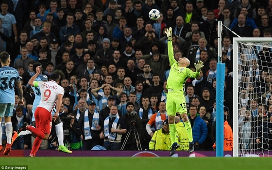 3 phút sau Falcao giúp Monaco một lần nữa vươn lên dẫn trước với tỉ số 3-2.