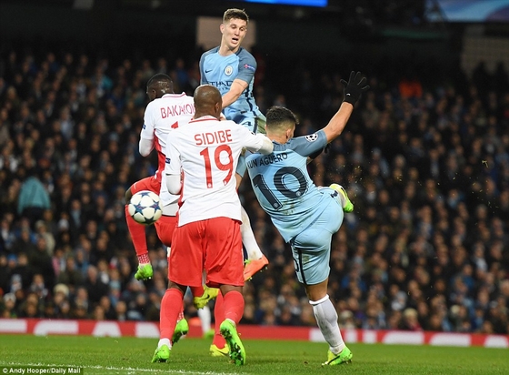 Trong vòng 10 phút tiếp theo, Man City ghi liền 3 bàn để lật ngược thế cờ thắng lại 5-3 nhờ công của Aguero, Stones và Sane.
