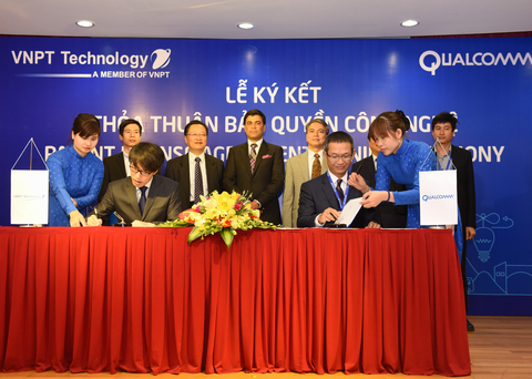 Ông Trần Hữu Quyền, Tổng giám đốc VNPT Technology (bìa phải) ký kết bản quyền công nghệ với ông Thiều Phương Nam - Tổng giám đốc Qualcomm Việt Nam, Lào, Campuchia.
