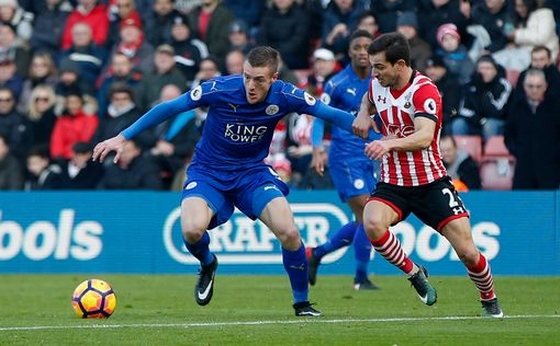 Leicester (trái) sẽ có trận đấu cực kỳ khó khăn trước Sevilla