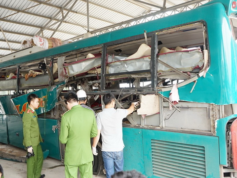 Bên trong xe giường nằm phát nổ giữa đêm làm 2 người chết