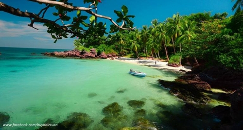 Sở hữu vẻ đẹp hoang sơ quyến rũ với làn nước xanh trong, bãi cát trắng trải dài cùng những hàng dừa mát mẻ, đảo Móng Tay được xem là điểm đến lý tưởng, đáng để khám phá một lần trong đời khi đến với huyện đảo Phú Quốc, tỉnh Kiên Giang.   Đảo Móng Tay nằm ở phía Nam, cách huyện đảo Phú Quốc khoảng 14 km. Nơi đây mang một vẻ đẹp lãng mạn với các bờ biển trong xanh như ngọc và bãi cát trắng tinh dưới những hàng dừa râm mát. Khung cảnh tự nhiên ở đây có thể ví với thiên đường Maldives được nhiều người biết đến.