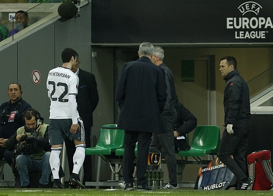 Mkhitaryan phải rời sân ngay giữa hiệp 1
