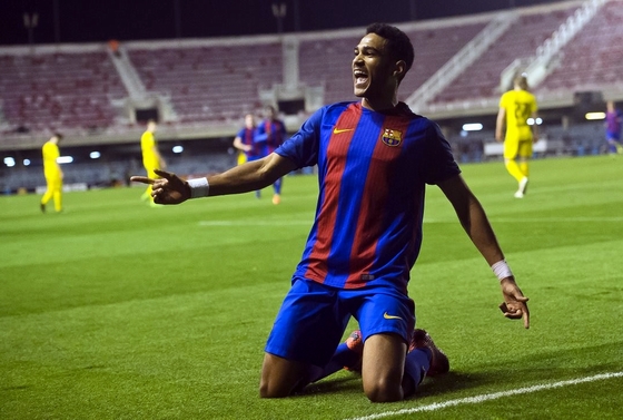 &quot;Sao&quot; trẻ Barca tái hiện pha đi bóng, ghi bàn kinh điển của Messi!