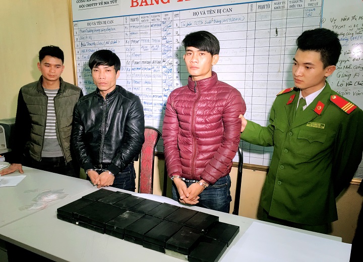 Bắt tại trận 2 đối tượng vận chuyển 30 bánh heroin