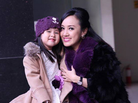 Ngắm thời trang đẹp miễn chê của mẹ con BTV Hoài Anh