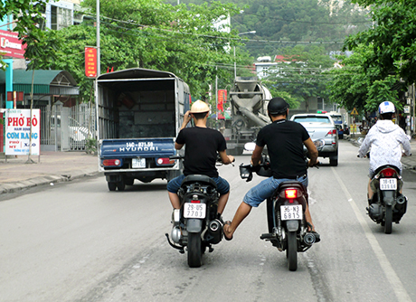 Kéo, đẩy phương tiện khác phạt gần 1 triệu đồng