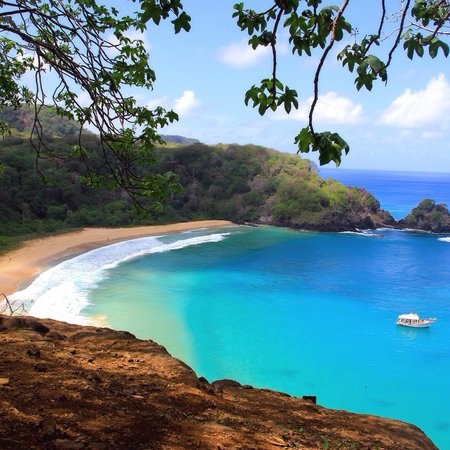 Bãi biển Baia do Sancho ở Fernando de Noronha, Brazil, đã giành danh hiệu bãi biển đẹp nhất năm 2017 do tạp chí TripAdvisor bình chọn. Nơi đây nổi tiếng với nước biển trong xanh, phong cảnh đẹp và địa điểm lặn lý tưởng. “Khi đi bộ trên con đường mòn nhỏ, bạn không thể tưởng tượng điều gì đang đón chờ bạn. Phong cảnh đẹp như thiên đường dường như là ảo ảnh.”