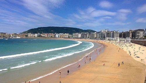 Nằm tại San Sebastian – Donostia ở Tây Ban Nha, La Concha là bãi biển đẹp nhất châu Âu và thứ 6 trên thế giới. Du khách có thể tự chèo thuyền ra đảo Isla Santa Clara để tắm biển, khám phá ngọn hải đăng và giải trí tại quán bar.Thời điểm lý tưởng nhất để du lịch: Tháng 6 - Tháng 9