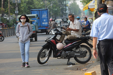 Cánh xe ôm đậu tràn lan từ trong vỉa hè ra đường không còn lối cho người đi bộ.
