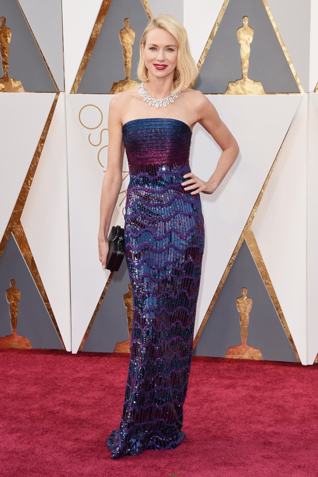 Naomi Watts ghi điểm với chiếc váy cúp ngực hiệu Armani Privé. Từ kiểu tóc, trang điểm cho đến cách phối phụ kiện của minh tinh 47 tuổi đều toát lên nét quyến rũ, sang trọng. 