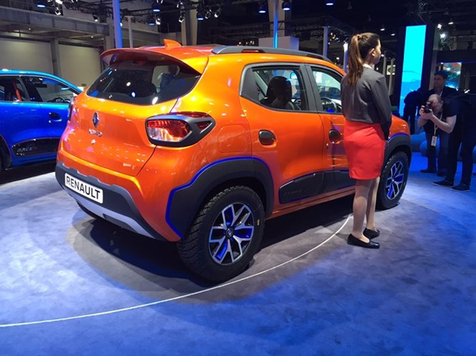 Ngoài ra, Renault Kwid còn sở hữu chiều cao gầm khá hào phóng là 180 mm để phù hợp với điều kiện đường sá tại Ấn Độ. Xe đi kèm bình nhiên liệu có dung tích 28 lít. Trong năm 2015, Renault Kwid có 6 bản trang bị khác nhau tại Ấn Độ. Đến nay, số bản trang bị của mẫu crossover siêu rẻ này đã tăng lên 10.