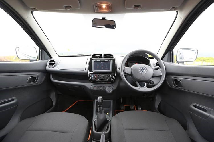 Mặc dù sở hữu mức giá siêu rẻ nhưng khoang lái của Kwid được trang bị khá nhiều tiện nghi dù có thiết kế đơn giản như; ghế ngồi có hệ thống sưởi, điều chỉnh 10 hướng, dây dai an toàn 4 điểm và 16 túi khí bảo vệ an toàn tối đa cho hành khách.