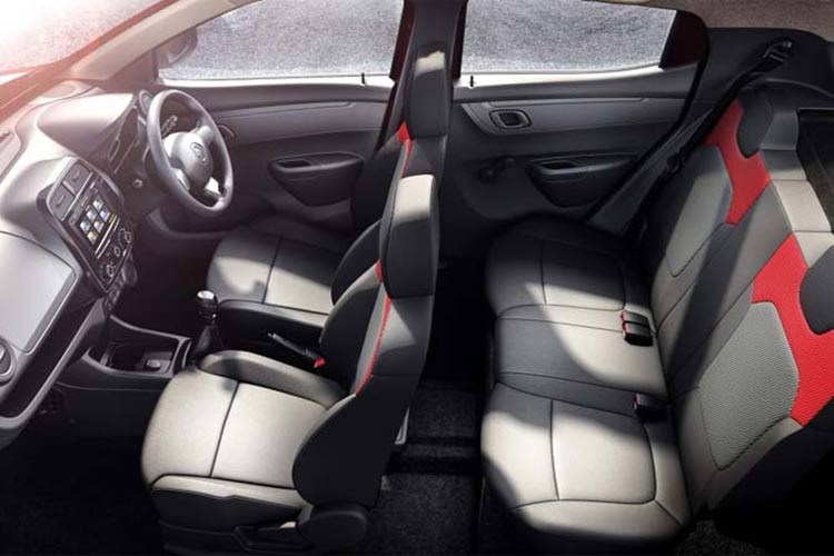 Khoang lái của Kwid được trang bị khá nhiều tiện nghi, ghế ngồi 5 chỗ... dù có thiết kế đơn giản. Bảng đồng hồ của xe hoàn toàn sử dụng màn hình kỹ thuật số đơn giản nhưng hiện đại, và có thiết kế khá giống đồng hồ xe môtô đởi mới hiện nay.
