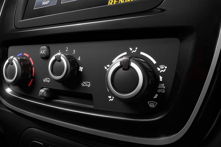 Với kích thước bé nhỏ nên Kwid không đem tới không gian rộng rãi cho người ngồi sau. Lưng ghế trước cũng thiếu đi những túi đựng đồ và đương nhiên, hệ thống điều hòa độc lập sẽ vắng bóng trên mẫu xe cỡ nhỏ này.