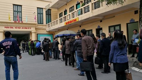Hàng dài người chờ an ninh kiểm duyệt trước khi bước vào phòng xử án.