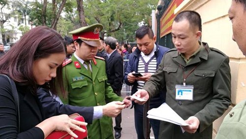Những người đến dự phiên tòa đều phải xuất trình giấy mời và CMT.