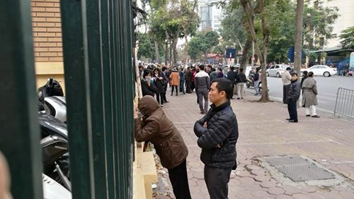 Người dân không có giấy mời chỉ có thể nhìn qua chấn song cửa.