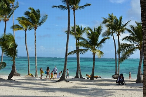 Bãi biển Bavaro ở Punta Cana, Dominica, nổi tiếng với cát mịn cùng nước biển trong xanh và sóng rất hiền hòa.“Bãi biển Bavaro là một ví dụ tuyệt vời về lý do tại sao du khách đổ xô đến Punta Cana: cho cát mềm và nước sạch. Được bảo vệ bởi một rạn san hô ngoài khơi, bãi biển này là một nơi tốt đẹp cho lặn!”