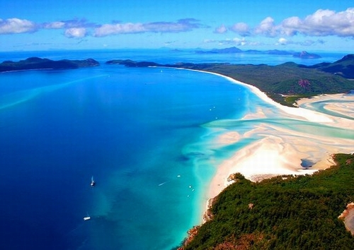 Bãi biển Whitehaven trên đảo Whitsunday ở ngoài khơi Australia luôn nằm trong danh sách những bãi biển đẹp nhất thế giới nhiều năm qua. Toàn bộ bãi biển vẫn hoang sơ. Không có các cửa hiệu, nhà hàng, chỉ có vẻ đẹp tự nhiên tột cùng.