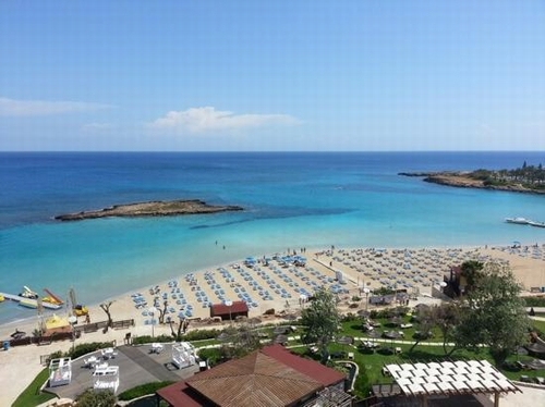 Bãi biển Fig Tree Bay ở Protaras, Đảo Síp, gây ấn tượng với bãi cát sạch và nước biển trong. Bạn có thể tham gia nhiều môn thể thao nước ở đây. Thời điểm lý tưởng nhất để du lịch: Tháng 5 - Tháng 10