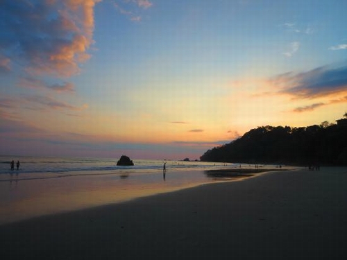 Nằm trong vườn quốc gia Manuel Antonio của Costa Rica, bãi biển Playa Manuel Antonio gây ấn tượng với rừng cây xanh mướt chạy dọc bãi tắm. Du khách cần đề phòng bị khỉ lấy trộm đồ và thức ăn.Thời điểm lý tưởng nhất để du lịch: Tháng 11 - Tháng 5
